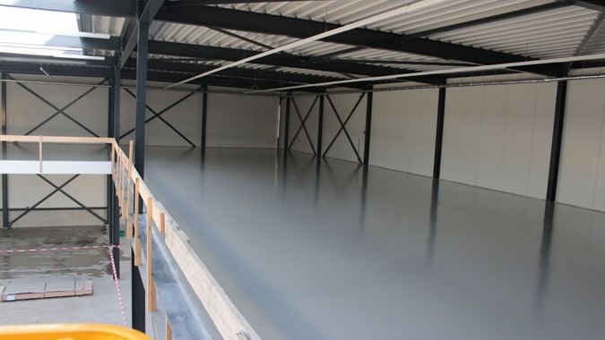 Afbeelding voor: Vloercoating die bestand is tegen weekmakers van autobanden Afbeelding voor: Vloercoating die bestand is tegen weekmakers van autobanden