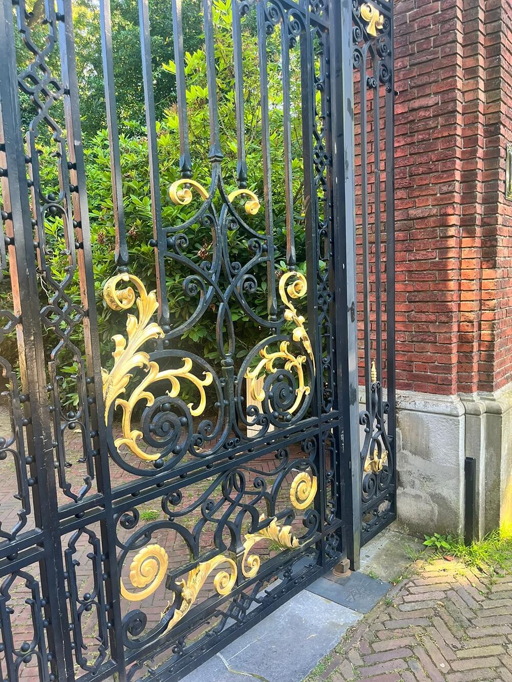 Afbeelding voor: Hek opgeknapt met gouden accenten Afbeelding voor: Hek opgeknapt met gouden accenten