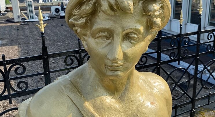 Afbeelding voor: Gouden hoofd blinkt als nieuw door verse goudlaag Afbeelding voor: Gouden hoofd blinkt als nieuw door verse goudlaag