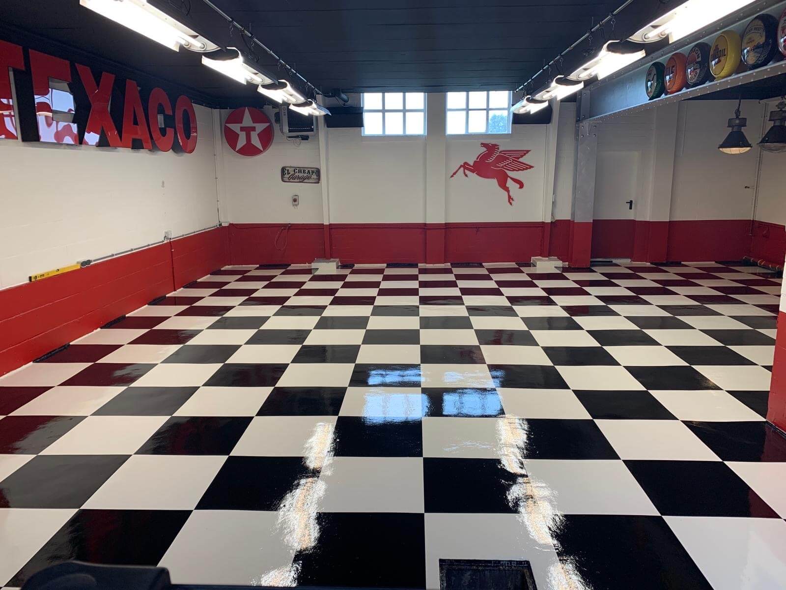 Afbeelding voor: Aanbrengen racevlagvloer met Vistapox 400 Afbeelding voor: Aanbrengen racevlagvloer met Vistapox 400