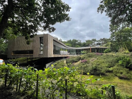 Afbeelding voor: Behandeling van de houten gevelelementen van een vrijstaande villa Afbeelding voor: Behandeling van de houten gevelelementen van een vrijstaande villa
