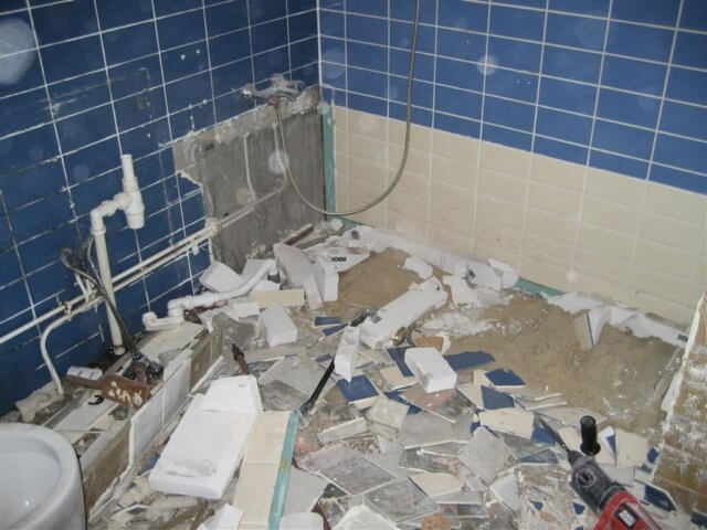 Badkamer renoveren, slopen, tegels verwijderen